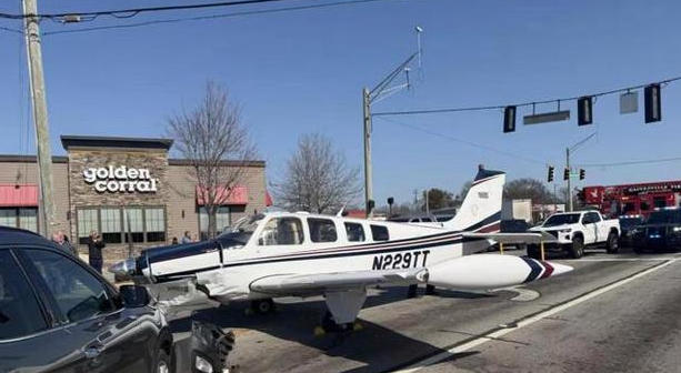 【航空新闻】佐治亚州小型飞机公路迫降连撞3车，万幸无重伤亡